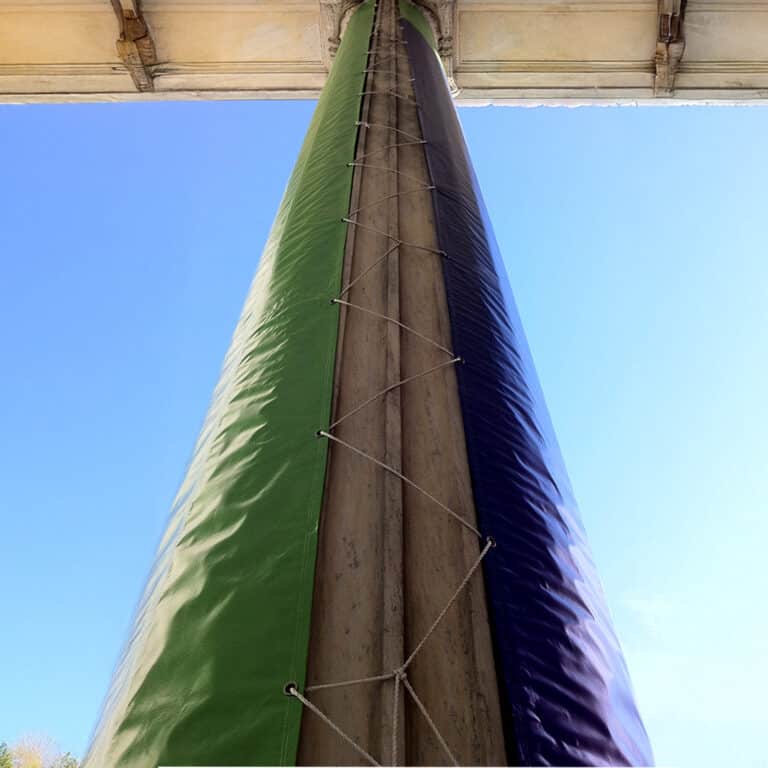 colonnes-grand-format-vue-arriere-installation-musee-des-beaux-arts-de-montreal